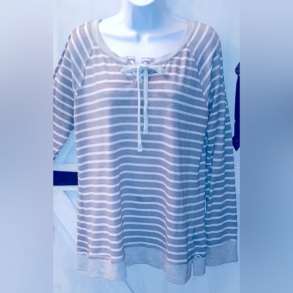 Signature Studio Cold shoulder sweater size L